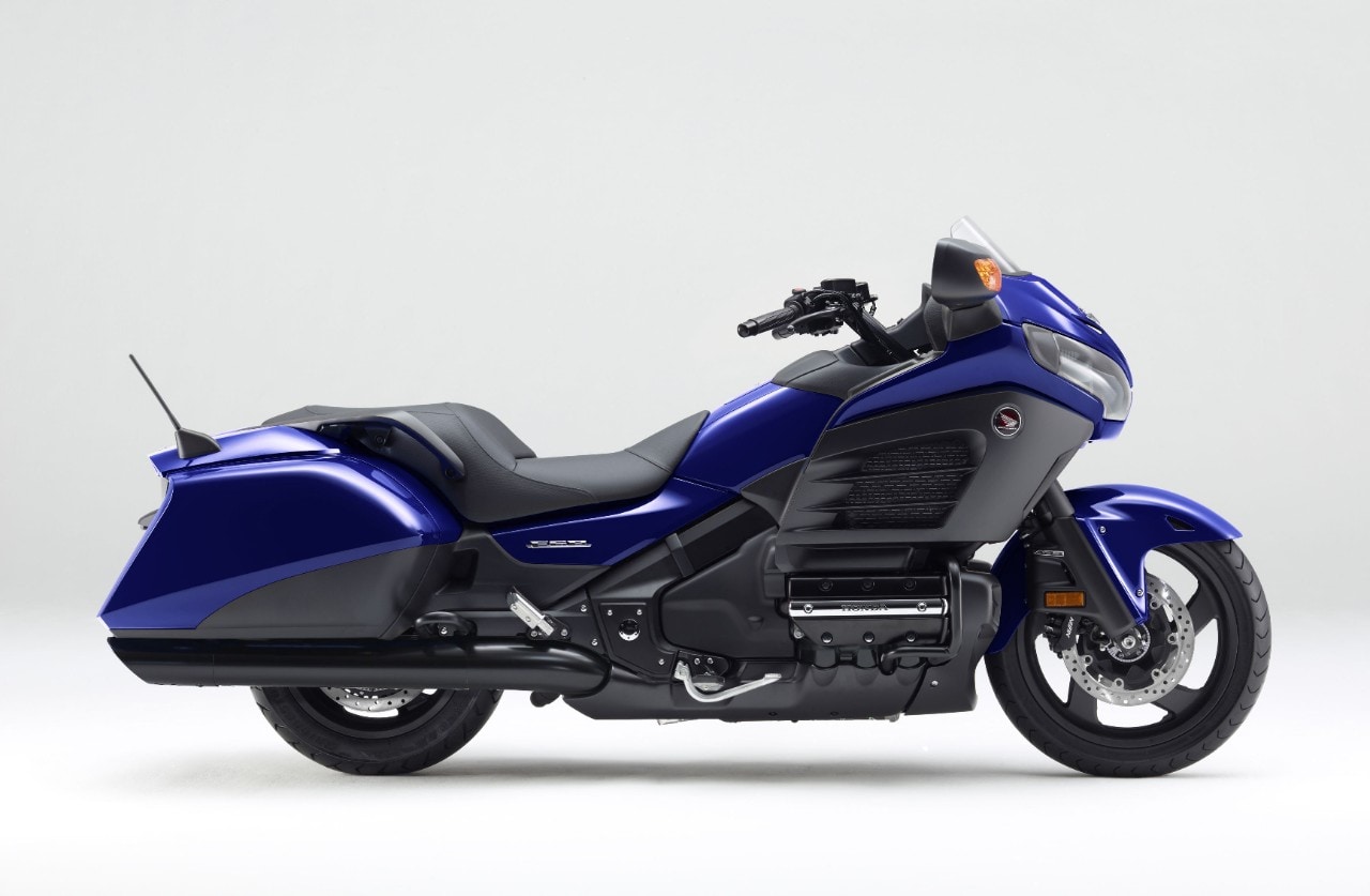 <div class='descrGalleryTitle'>2013: Gold Wing F6B</div><div class='descrGalleryText'><p>Sulla base tecnica ed estetica della Gold Wing nasce la versione F6B, con parabrezza basso e le sole valigie laterali che la identificano immediatamente come rappresentante ideale del filone ‘bagger’.</p>
</div>